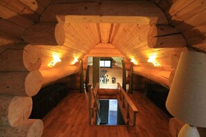 Interior - The gorgeous log house, that brings out the smile! (Hara)