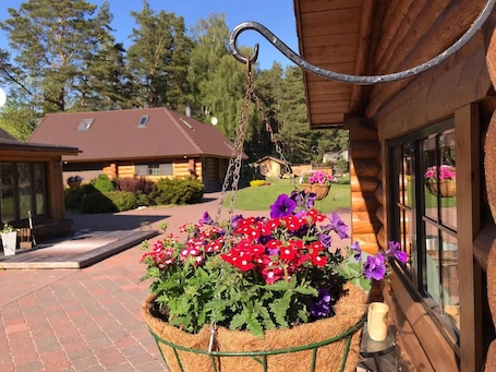 Exterior detail. The gorgeous log house, that brings out the smile!