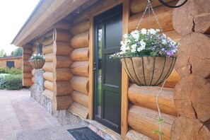 Exterior detail - The gorgeous log house, that brings out the smile! (Hara)