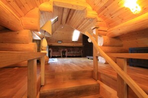 Interior - The gorgeous log house, that brings out the smile! (Hara)