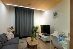 Apartment, 1 Bedroom, Balcony, City View | Living room | Books