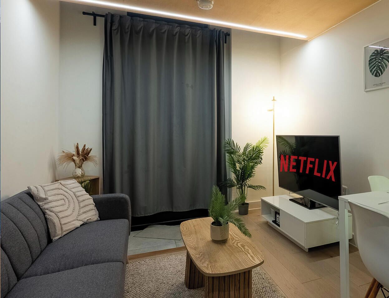 Apartment, 1 Bedroom, Balcony, City View | Living room | Books