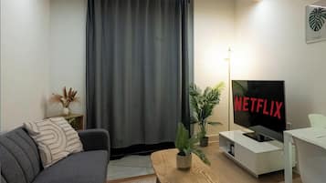 Apartment, 1 Bedroom, Balcony, City View | Living room | Books