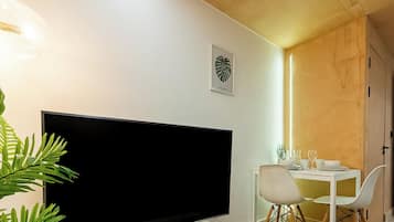 Apartment, 1 Bedroom, Balcony, City View | Living room | Books