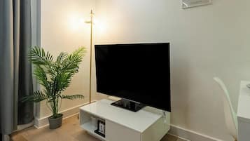 Apartment, 1 Bedroom, Balcony, City View | Living room | Books