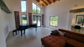 Smart TV, fireplace - Brand new modern Villa with pool ,completely fenced. (Unknown)