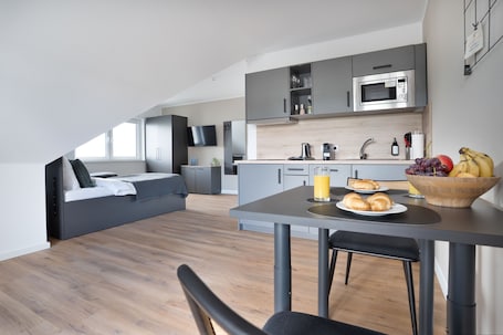 Apartamento luxo, 2 camas de solteiro, sacada | Cozinha privada | Geladeira, micro-ondas, cooktop, chaleira elƩtrica