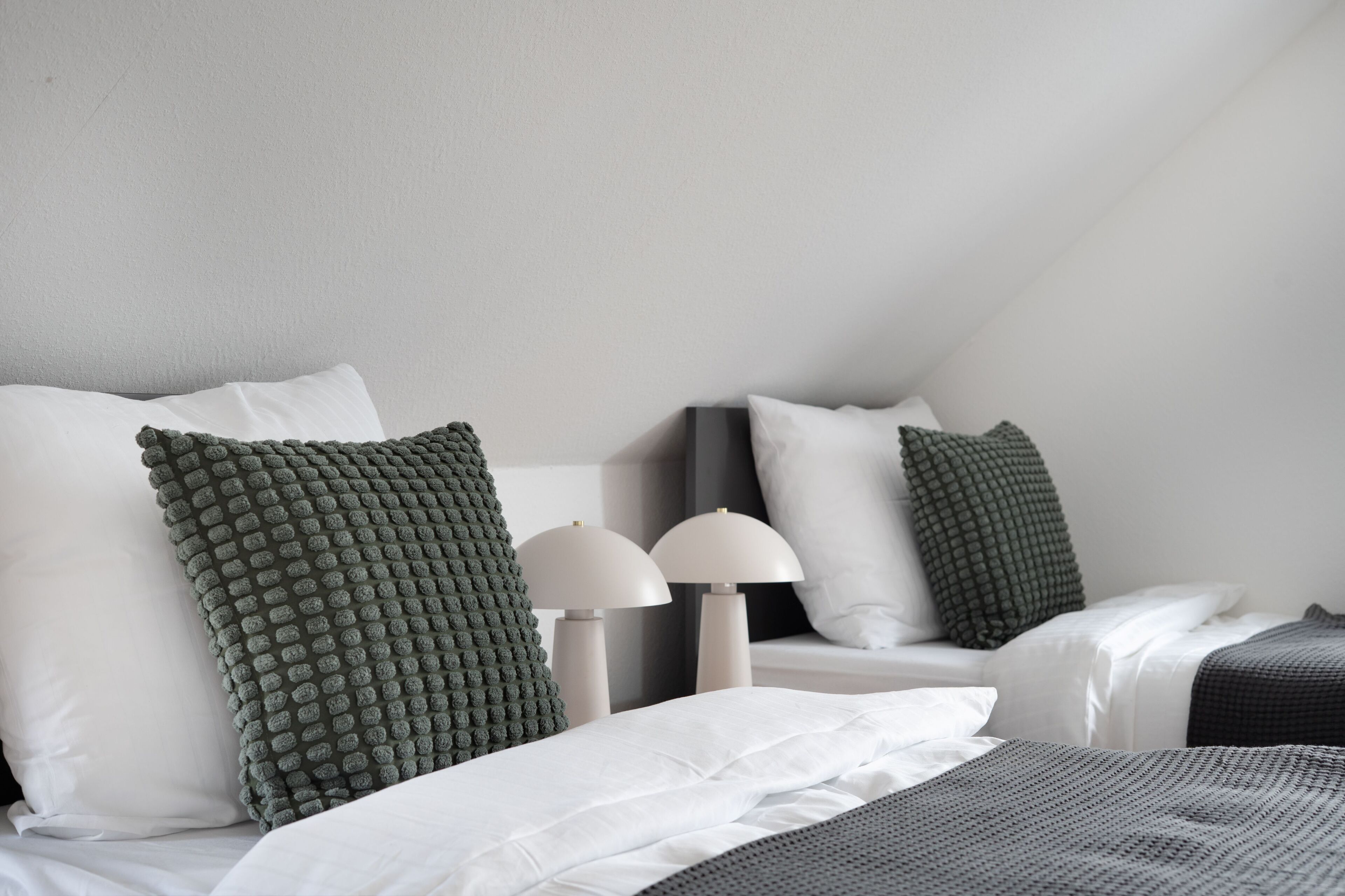 Deluxe Apartment, 2 Twin Beds, Balcony | Free WiFi, bed sheets