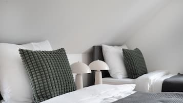 Deluxe Apartment, 2 Twin Beds, Balcony | Free WiFi, bed sheets