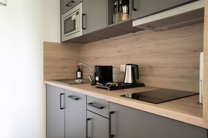 Geladeira, micro-ondas, cooktop, chaleira elétrica