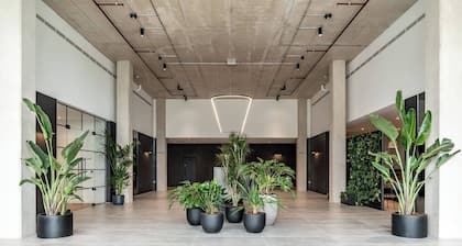 Lakeside - Central Apartment - Free Parking - Cinema Room