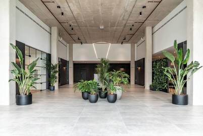 Lakeside - Central Apartment - Free Parking - Cinema Room