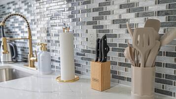 Een douche, een haardroger, handdoeken, zeep