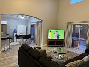 Smart TV, pebolim, mesa de pingue-pongue