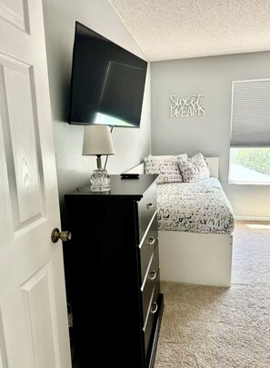5 bedrooms, iron/ironing board, free WiFi, bed sheets