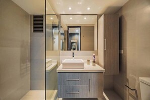 Shower, shampoo - EP| Modern 2BR W/Workspace, Fast Internet, SmartTv (Medellín)