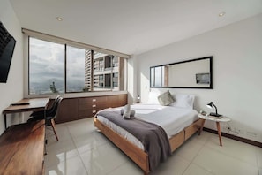 2 bedrooms, WiFi, bed sheets - EP| Modern 2BR W/Workspace, Fast Internet, SmartTv (Medellín)