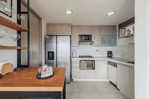 Fridge, coffee/tea maker, blender, cookware/dishes/utensils - EP| Modern 2BR W/Workspace, Fast Internet, SmartTv (Medellín)