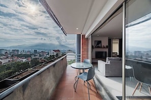 Outdoor dining - EP| Modern 2BR W/Workspace, Fast Internet, SmartTv (Medellín)