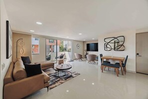 TV, offices - EP| Modern Apt W/AC, Workspace, Pool, Balcony (Medellín)