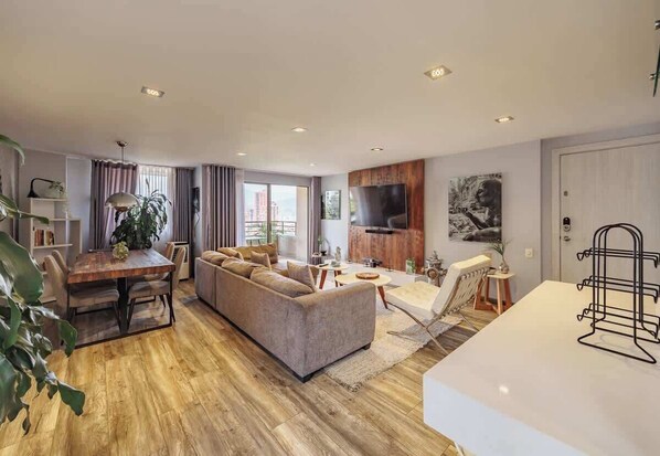 TV, offices - |EP| Contemporary Apt, Steps from Provenza w/AC (Medellín)