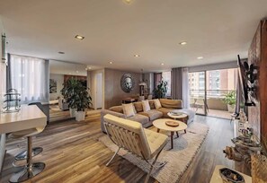 Un salon moderne avec un canapé, une table basse et un coin repas.