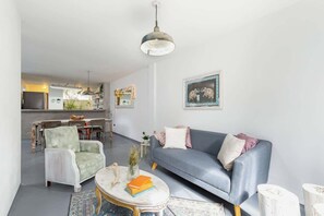 Una televisión, una oficina