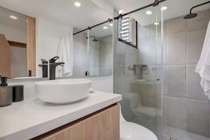 Een douche, een haardroger, shampoo