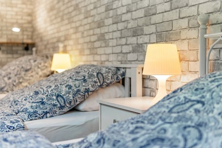 1 bedroom, WiFi, bed sheets. Studio Apartment 'Gemütliche Ferienwohnung' with Private Garden and Wi-Fi