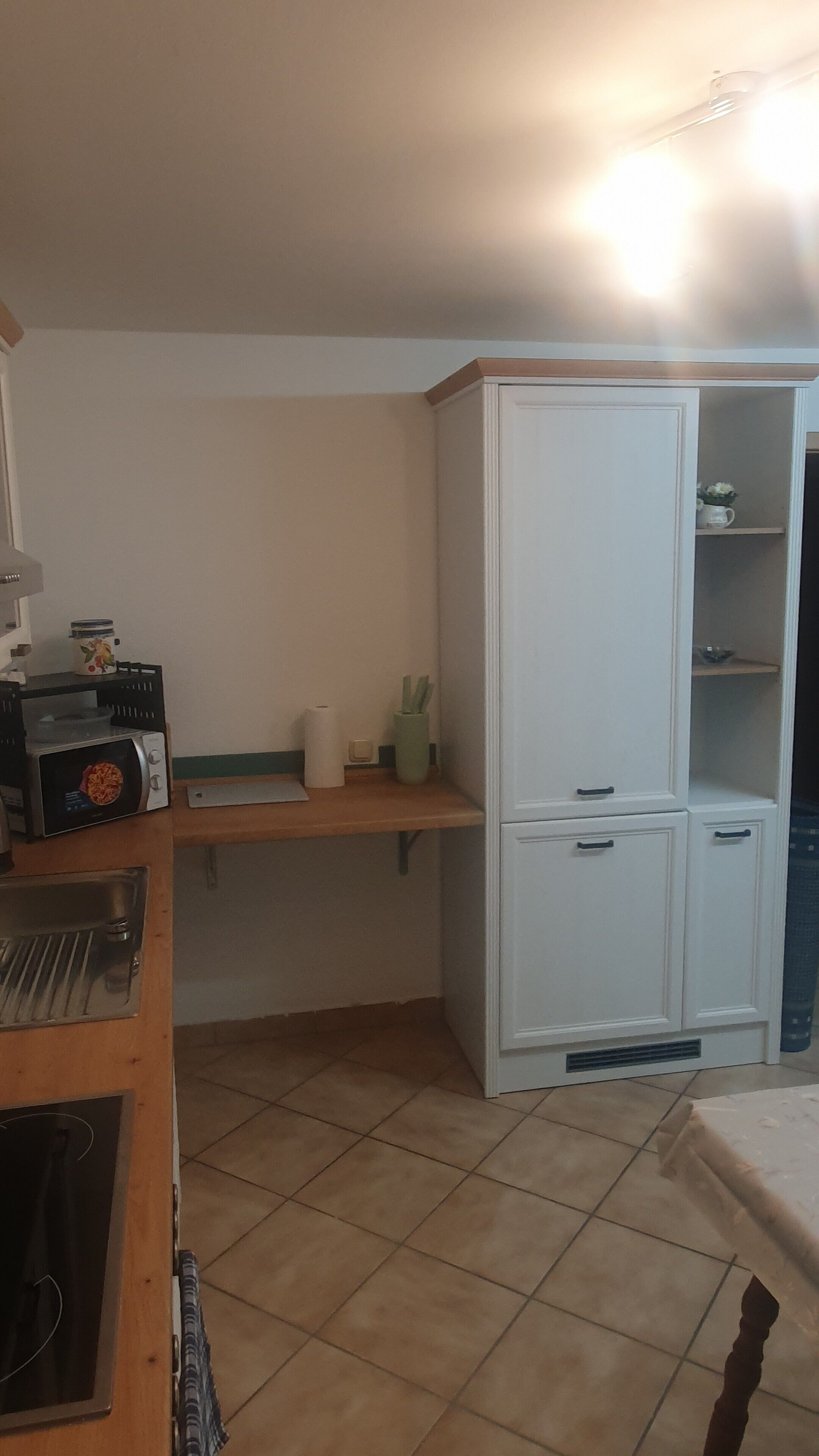 Refrigerador, microondas, parrilla de estufa y cafetera y tetera 