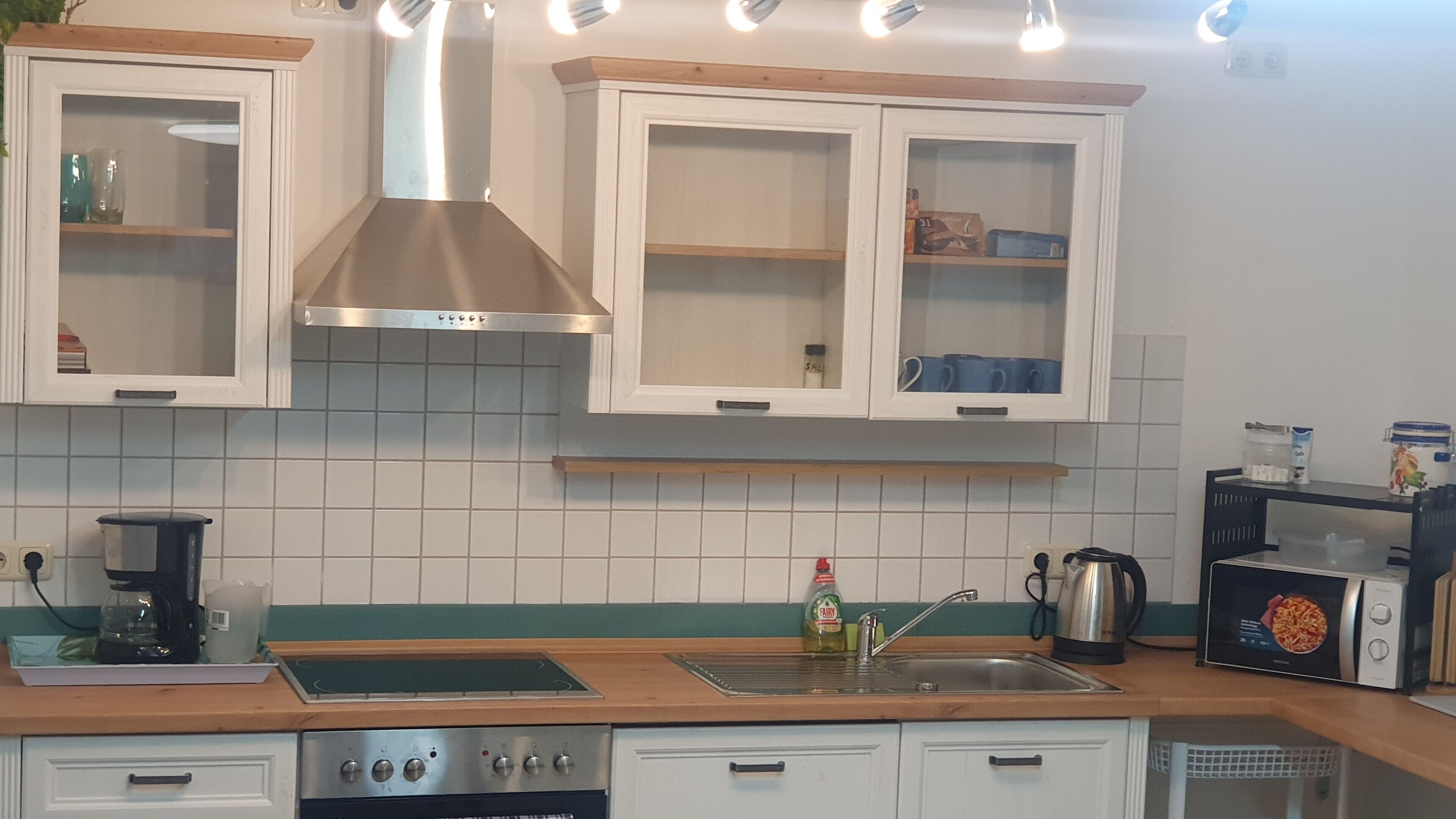 Kühlschrank, Mikrowelle, Herdplatte, Wasserkocher mit Kaffee-/Teezubehör