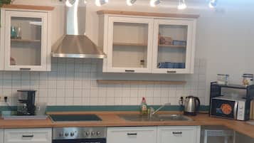 Kühlschrank, Mikrowelle, Herdplatte, Wasserkocher mit Kaffee-/Teezubehör