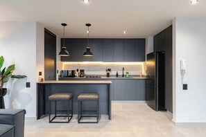 Kühlschrank, Mikrowelle, Ofen, Herdplatte