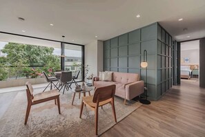 テレビ、書斎 / ワークスペース