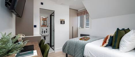 Skrivebord, strygejern/strygebræt, gratis Wi-Fi