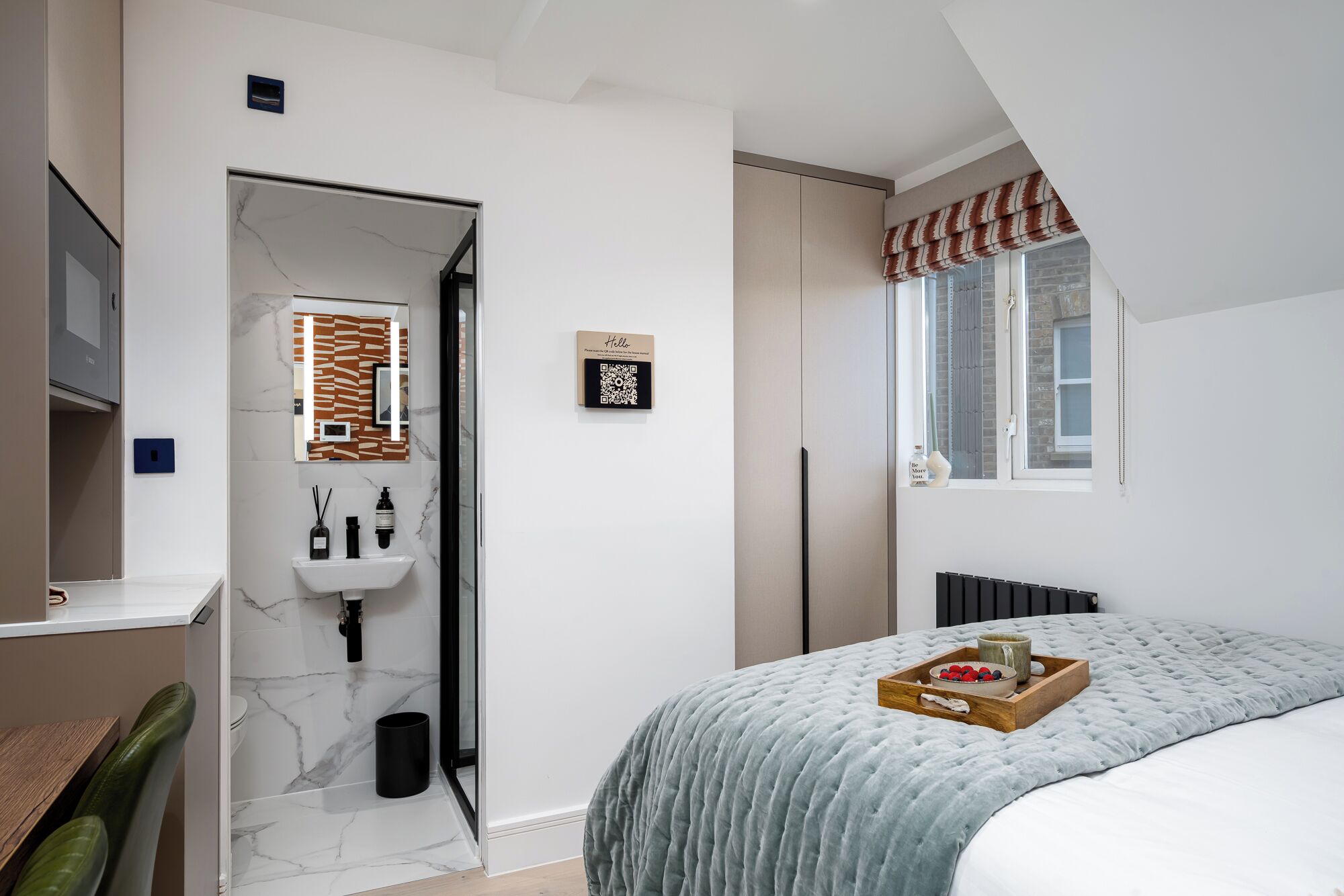 Escriptori, planxa i posts de planxar i wifi gratuïta 