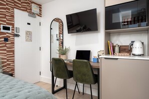Desk, iron/ironing board, free WiFi, bed sheets - Camden | Room B3 - Studio Apartment, Sleeps 2 (London)
