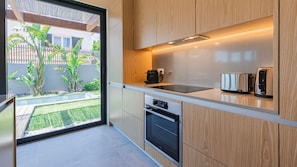 Fridge, oven, stovetop, dishwasher