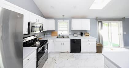 Modern 4BR Escape in Worcester AC • Huge Yard • Fast WiFi