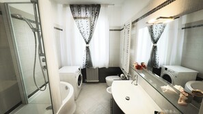 Dusche, Haartrockner, Bidet, Handtücher