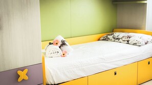 2 عدّة غرف نوم ومكواة/لوح كي وملاءات أسرّة