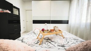 2 makuuhuonetta, silitysrauta/-lauta, vuodevaatteet