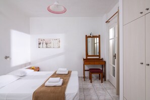 1 Schlafzimmer, Zimmersafe, Schreibtisch, Bügeleisen/Bügelbrett