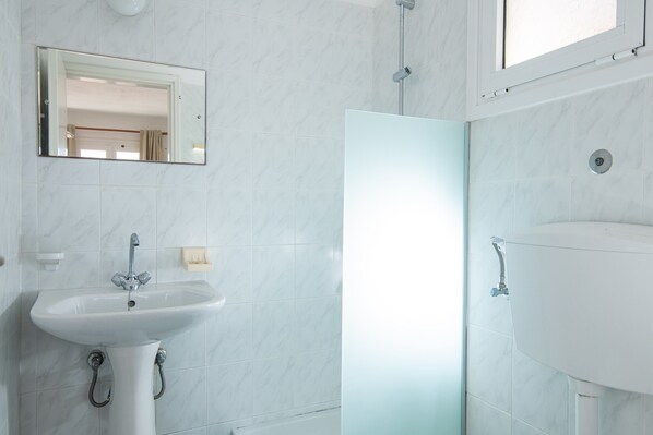 Regadera, amenidades de baño ecológicas, secadora de cabello, toallas 