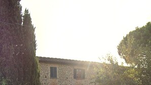 A stone building with a gated entrance, surrounded by greenery. - Suite in Tuscan farmhouse between Florence and Arezzo with wifi and pool (Pian di Scò)