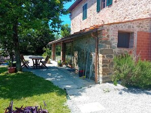 Outdoor dining - Suite in Tuscan farmhouse between Florence and Arezzo with wifi and pool (Pian di Scò)