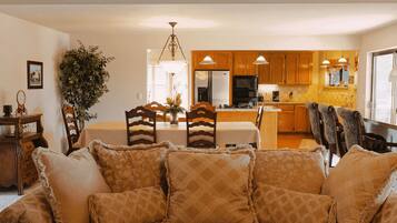 Premier House, Ensuite, Lake View | Lounge