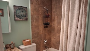 Une salle de bain avec des toilettes, un lavabo et une baignoire.