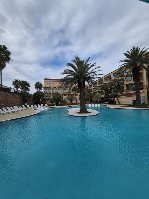 Lämmitetty uima-allas