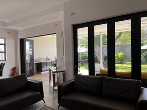 Smart TV - Victoria Falls Villa - 2274 (Victoria Falls)